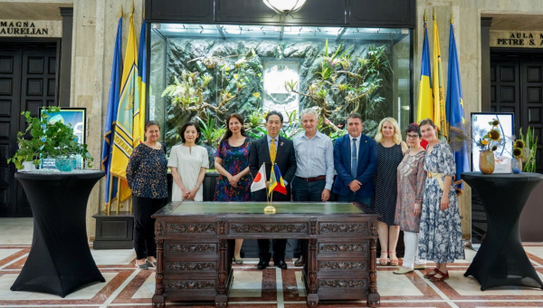 Vizita Excelenței Sale, domnul ambasador KATAE Takashi, și a soției domniei sale, doamna Motoko KATAE, care au admirat expoziția de Ikebana găzduită în holul clădirii Rectorat de la USAMV București